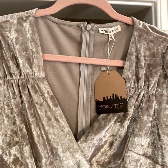 Main Strip NWT Gorgeous Gold/Cream Velour Junior Dress 👗 Size Large - Picture 3 of 16